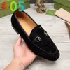 Scarpe eleganti Designer Rivetti piatti bassi Ricamo Mens Business Banquet Luxurys Pelle scamosciata verniciata Stylist Spikes Sneakers in vera pelle blu