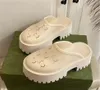 豪華なスリッパブランドデザイナーレディースホロープラットフォームサンダル透明な素材ファッショナブルなセクシーな素敵なサニービーチ女性靴スリッパ01