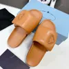 Mjuk vadderad nappa läder tofflor glida sommarplattformen sandaler skor slip-on triangel logotyplägenheter sandal kvinnor lyxdesigner glider toffel fabrikskorbox