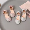 Sandals Baywell Çocuklar Sandalet İnci Yay Düğün Prenses Kızlar Sandal Partisi Dans Bebek Flats Çocuk Performans Ayakkabıları 230515