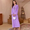 Abiti casual 2023 Arrivo Dubai Kaftan Rose con cappuccio viola cucito a mano abito da donna arabo con diamanti in tutto il mondo