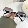 Дизайнерская треугольная подпись прохладные солнцезащитные очки роскошные супер высококачественные 2023 Новые женщины с краями