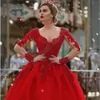 Quinceanera klänningar prinsessan röd lång ärm djup v-hals spets applikationer bollklänning med tyll plus size sweet 16 debutante party födelsedag vestidos de 15 anos 122