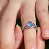 Anneaux de bande Conception d'enroulement de torsion avec des femmes mignonnes Anneaux avec anneau de bijoux féminins en pierre de zircon cubique bleu ciel