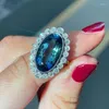 Pierścionki ślubne Huitan Big Oval Deep Blue CZ Elegant Lady's Silver Color Band Wspaniała rocznicowa impreza Kobiet Biżuteria