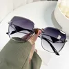 Дизайнерская треугольная подпись прохладные солнцезащитные очки роскошные супер высококачественные 2023 Новые женщины с краями