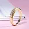 Pierścienie zespołu luksusowy szlachetny złoty kolor sproty w stylu swobodnym pierścień z małym sześciennym kamiennym palcem cyrkon