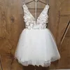 A-line mini kort bröllopsklänning sexig elegant V-ringning rygglös blommor brudklänning party klänningar spetsapplikationer vestidos de novias