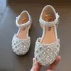 Sandalen Frühling Herbst Mädchen Schuhe Hohl Outs Sandalen Perle Riemen Prinzessin Schuhe Tanzschuhe für Baby Kind Splitter Hochzeit 230515