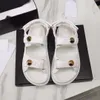 designer dad sandals Donne Donne Famose Pelle di Vitello Trapuntata Sandla Slides Fibbia Ankle Strap Beach Shose Piatto di Lusso-forme DHgate Con Box