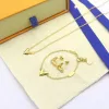 Pendant Necklaces Classic Designer Pendant Charm Gold Love Necklace Ear Studs Fashion Jewelrys Wristband Plated Letter Simple Heart Luxury pearls and jewels