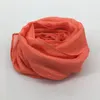 Sciarpe 2023 di Modo di Colore Solido Cotone Viscosa Sciarpa Donne Pianura Scialli di Seta Avvolge Hijab 30 Colori 10 pz/lotto