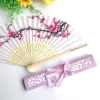 50pcs طباعة مخصصة العريس المسمى Hand Sakura Fan Party Party Formanced Cherry Blossom Wedding Fans في صندوق الهدايا