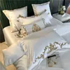 Sängkläder sätter White Luxury European Royal Gold Brodery 60s Satin and Cotton Bedding Set Däcke Cover Bed Sheet ELLER FITTED SHARC CULOWASS 230515