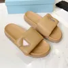 Pantofole Piattaforma di design Scivolo inferiore spesso Scivolo da donna con zeppa slip-on con logo triangolare Scivoli casual da spiaggia Infradito Calzature di fabbrica di lusso da donna Con scatola