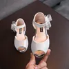 Sandales Baywell Sepatu Musim Panas Anak anak Baru Perempuan Pâtes Berlian Ikatan Simpul Sandale Putri Bunga Mutiara Datar Tari 230516