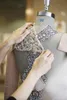 Elegantes Roségold One-Shoulder-Meerjungfrau-Abschlussballkleid 2023, weiß, glitzernde Pailletten, Sweep-Zug, formelle Abend-Anlasskleider für arabische Frauen in Übergröße