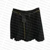 ウエストチェーン付きの女性のプリーツスカート夏のセクシーな短いスカートデザイナーカジュアルスタイル