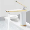 Badezimmer-Waschtischarmaturen, Waschbecken-Schwarz-Messing-Wasserhahn und Kalt-Deck-montierte Toilette, Weiß/Gold-Farbmischer-Wasserhahn