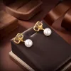 Luxury Letter V Pearl Earrings Designer för kvinnor dinglar örhängen 14k guldpläterade örhängen bröllopsfest smycken