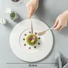 Tallrikar europeisk keramisk middagsplatta kreativ steninredning västerländsk restaurang biff maträtt modern vardagsrum skrivbordsfrukt sallad