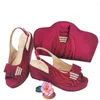 드레스 신발 자홍색 여성과 가방은 2023 년 아프리카 숙녀 여름 웨지 힐 샌들 핸드백 패션 펌프 클러치 CR701