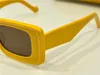 Ny modedesign Rektangulära solglasögon Acetatram med ett anagram i en guldfinish på templen Populära moderna minimalistiska UV400 -glasögon 40104U