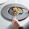 Tallrikar europeisk keramisk middagsplatta kreativ steninredning västerländsk restaurang biff maträtt modern vardagsrum skrivbordsfrukt sallad