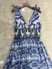 Vestido sofisticado feminino azul e branco porcelana estampada coletada cintura v colo de pescoço com mangas de mangas flare cami vestido