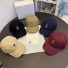 Cappello di design Cappellino da baseball Ami Soft Top Baseball per uomini e donne Coppie Versatile Moda Lingua d'anatra Sport Casual Visiera parasole Lavorato a maglia Abbigliamento freddo Tutti i tipi di cappelli da sole 2017