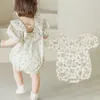 Rompers 2 Buah Romper Bayi Lucu Ruffle Renda Renda Korea Dengan Set Topi Jumpsuit Lengan Pangang Floral Pakaian Manis Perempuan Balita 230516