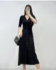 Grundläggande avslappnad klänning Ny m-aje singelbröst svart klänning v-ringning fast färg temperament smal passform kort ärm lång klänning klänning
