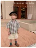 Completi di abbigliamento 100 Cotone 1 5 anni Corea Summer Kid Boys Plaid monopetto Pantaloncini a maniche corte Tuta da bambino Camicia da bambino Set Outfit 230516