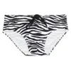 Menas de banho masculina 2023 Black e branco Irregular Zebra Triângulo listrado Submissura de natação Sexy FiltyFitting Fashionable Beach Briefs 230515