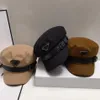 Новейший корабль Ship 21ss Beret Hat с поясами для женщин простые дизайнерские шляпы Hearsboy Hats Metal Triangle Black Berets Flat Top Caps278h