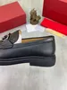 Moda uomo scarpe eleganti firmate in pelle opaca argento fibbia slip on lettera scolpita formale Scarpa mocassino da uomo d'affari di lusso