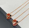 2023 Luxury Quality V Gold Material Materifly Shape Pendant Collier avec design de couleur d'agate blanc et rouge avec un tampon de boîte PS5075