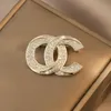 العلامة التجارية الفاخرة Desinger Metal Brooch Women Crystal Rhinestone Pearl Letter Stup