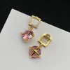 Masowe złoto mosiężne litera f Pindant Pink Diamond Ear Stud for Women Charm metal oświadczenie biżuteria punkowa akcesoria