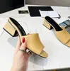 Лето в середине шлебных сандалий мода в паре с удобными кожаными тапочками квадратной головы с жемчужными каблуками женские дизайнерские фабричные туфли