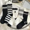 Sokken Hosiery Fashion Striped hoogwaardige vrouwelijke sokken breien katoen lange sokken Japanse mode schoolmeisje hiphop skate sportsokken p230517