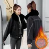 Trench da donna 2023 Giacca invernale in cotone con collo in pelliccia da donna Aggiungi giacche di jeans spesse in velluto Cappotto alla moda allentato Capispalla monopetto