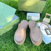 Sapatos de grife chinelos de luxo planas sandálias de grife padrão de esqueleto sandálias de aumento de borracha desgaste chuvoso com caixa