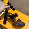 Sandaler Women Leather Est Star Trail Designer Lady Ankle Strap Studs Buckle Letter Tryckt Chunky Heel Treaded Rubber Outrole Sandal 2023