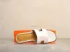 2021 Designers Sandálias femininas Marca Slippers Summer Slides de couro plano com caixa de pó de pó de praia Festa de casamentos Shoes0000