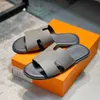 Senaste män tofflor Designer Slipper Lazy Large Beach Sandals Calfskin Slides Summer Flat Scuffs Sandal Size 38-4500