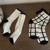 Socken Strumpfwaren Neue Schwarz Weiß Socken Mode Frauen Socken Süße Mädchen Japanische Schach Harajuku Retro Streetwear Lange Socken P230517