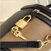 2023 Alta qualidade Lady Elegant Bolsa Messenger Bag Moda de ombro versátil Classic Luxury Designer Brand com lenço de seda de caixa