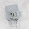 العلامة التجارية الفاخرة Desinger Metal Brooch Women Crystal Rhinestone Pearl Letter Stup