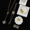 LOE Mode-Halskette, Armband, Ohrringe für neue Modekleidung, Volldiamant-Ohrringe, Armbänder, klassischer Gold-Silber-Ohrring mit Geschenkbox Dupe